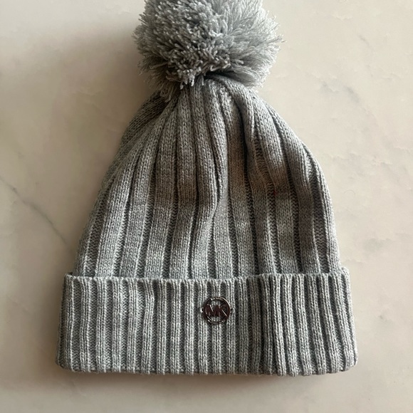 ⛄️ Michael Kors Gray Knit Pom Hat - Picture 4 of 5